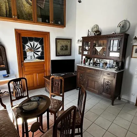 Camaraki Capitano House , Chora